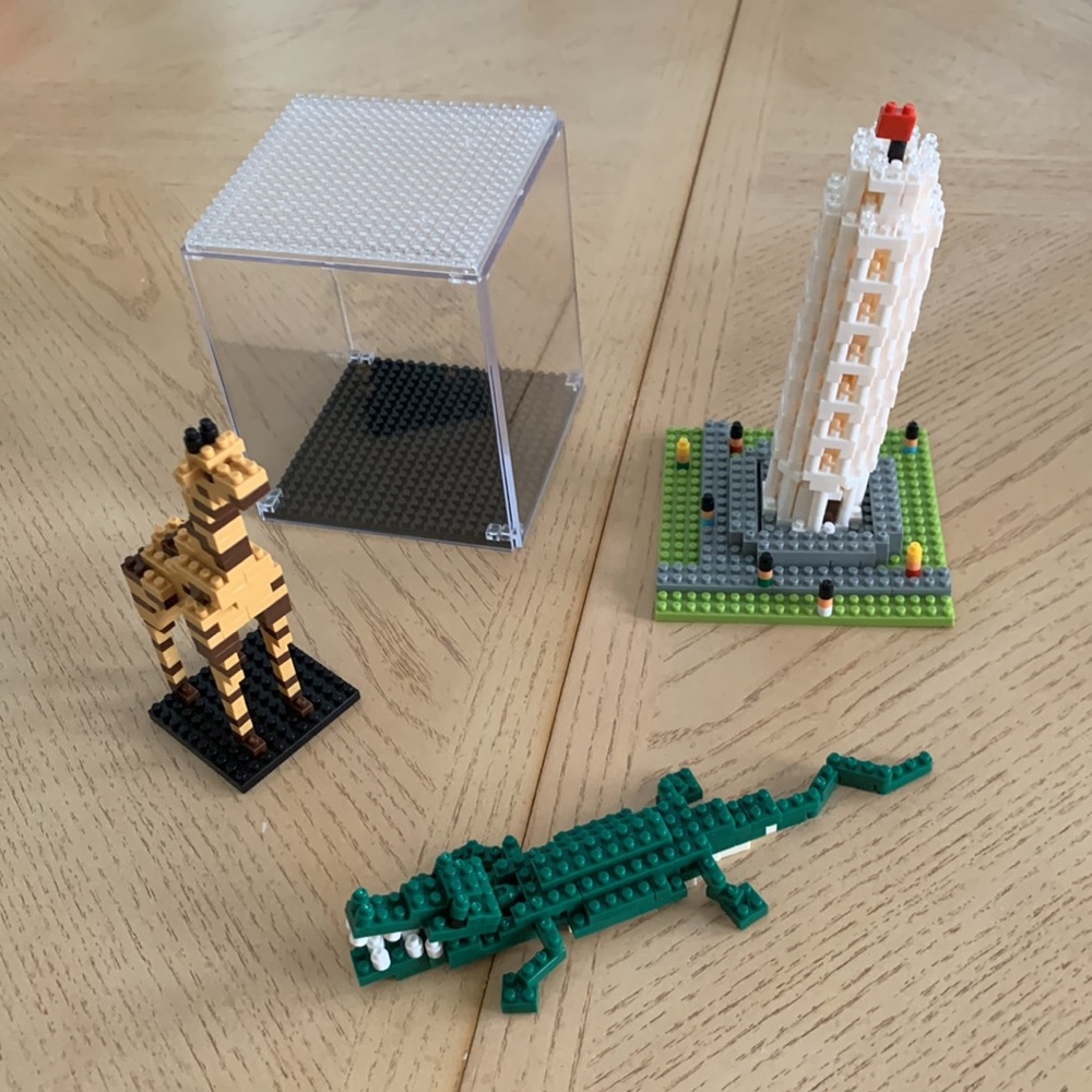 nanoblock Assortment (Tower of Pisa, Giraffe, Crocodile, Display Case)
